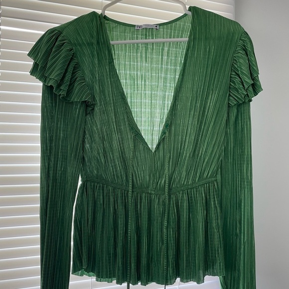 Zara Elegant Sleeved Green Pleated Top - Picture 1 of 5